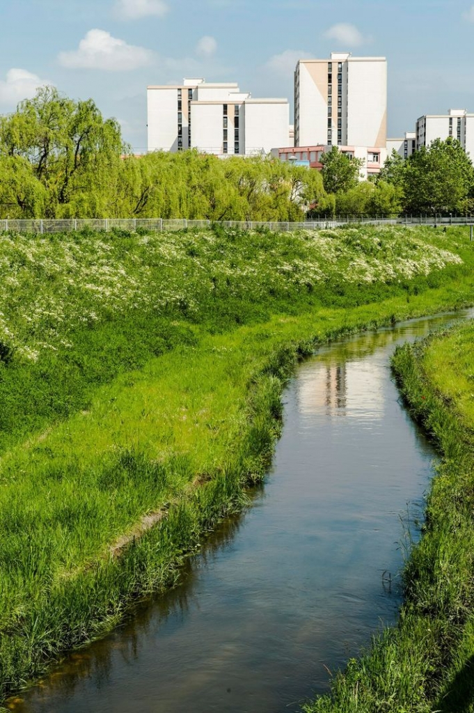 En dehors de Paris, dans la vallée de la Marne, la Bièvre continue de traverser le paysage urbain à l’air libre. (PHOTO DE MICHAEL LUMBROSO, REA/REDUX, REDUX)