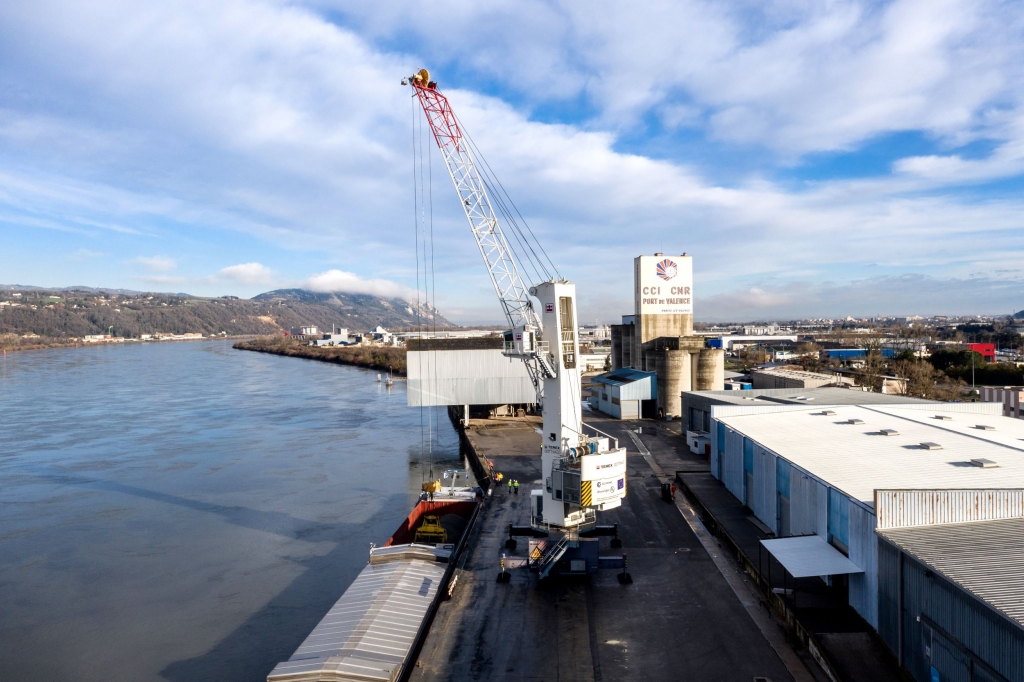 La barge venant de Sète au déchargement au port fluvial de Valence (Drôme). (Photo Delmarty)