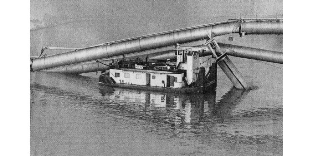 Le 16 janvier 1982, sur la Moselle, le pousseur de péniche « Metz » de la Cie Française de navigation de Strasbourg, aveuglé par le brouillard, percute une pile en béton soutenant deux gazoducs. (Photo archives RL)