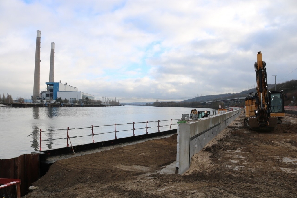 À cet endroit précis et sur une longueur de 370 mètres, un mur a été construit directement dans la Seine. (Photo Céline Evain)