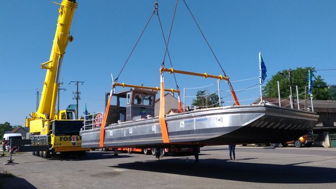 La barge mise à l’eau depuis le quai, route de Ménétréol. (Photo D.R.)