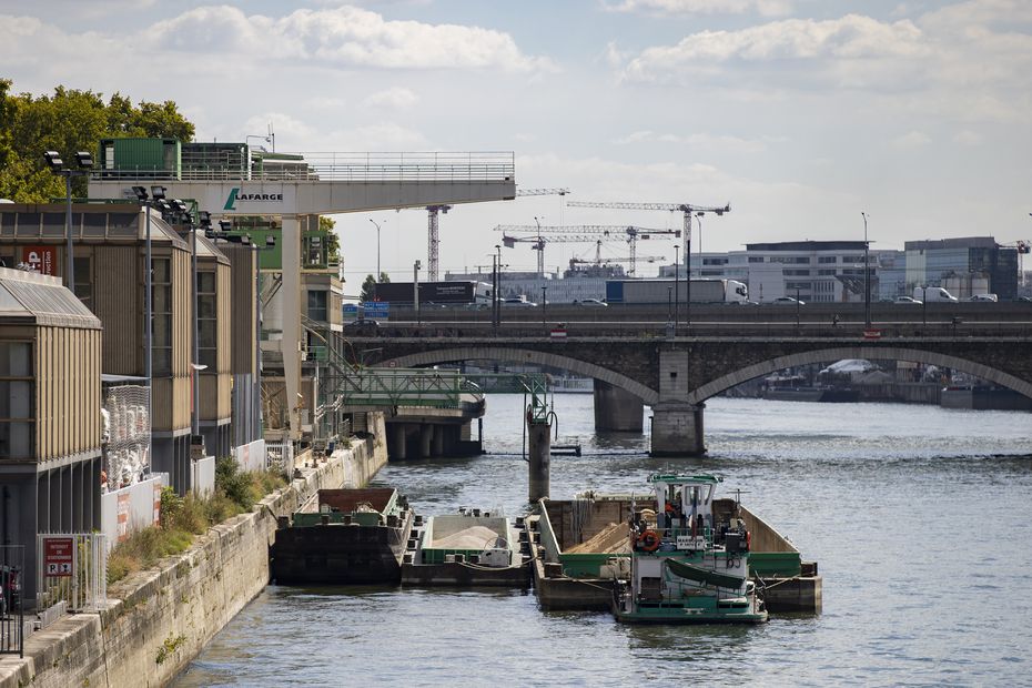 Le site de Bercy exploité par le cimentier LafargeHolcim. (Photo IAN LANGSDON / EPA)