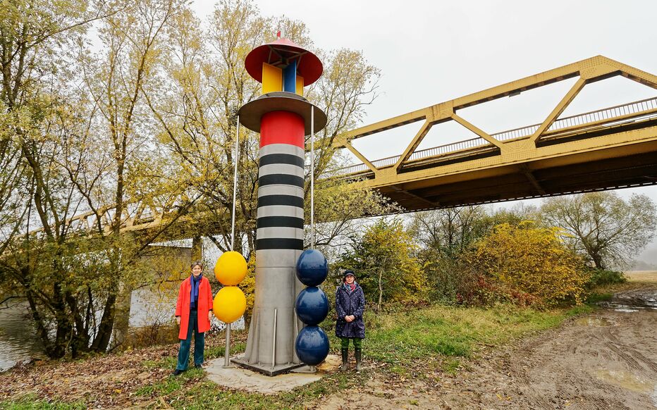 L'artiste australienne Heidi Wood (à gauche) a imaginé à Courcelles-sur-Seine (Eure) une échelle de crue lisible par le grand public mais aussi par les professionnels. (LP/ Frédéric Durand)