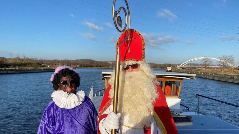 En péniche sur la Meuse à Liège : Saint Nicolas, patron des écoliers est aussi patron des bateliers ! (Photo D.R.)