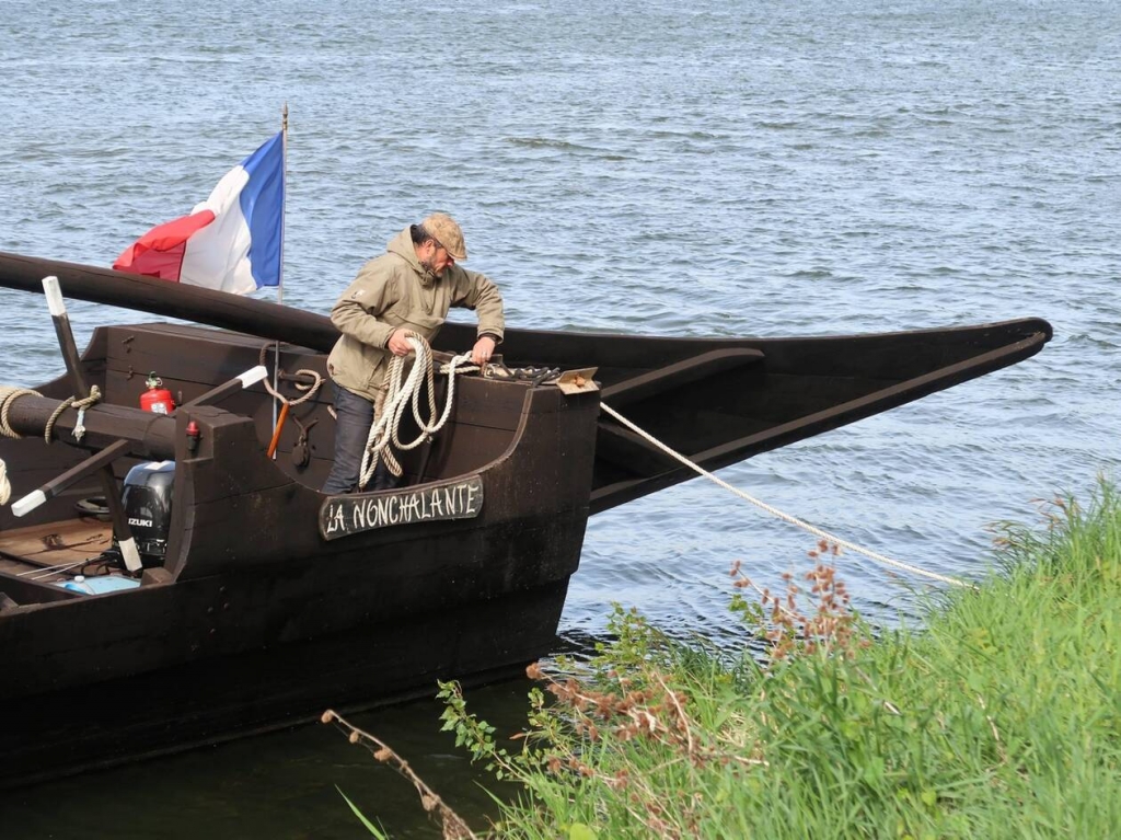 Le marinier de Loire Vincent Pocquereau mettra le cap sur Angers samedi 27 novembre pour livrer des vins saumurois au bar du Quai. (Photo ARCHIVE CO)