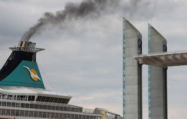 Paquebot dans le port de Bordeaux sous le pont Chaban-Delmas (Photo Cerema)