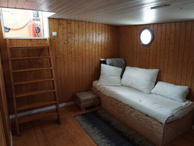 À VENDRE – PÉNICHE HABITABLE ET NAVIGABLE AUX BASSINS À FLOT, BORDEAUX