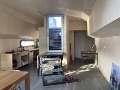 À VENDRE – PÉNICHE HABITABLE ET NAVIGABLE AUX BASSINS À FLOT, BORDEAUX