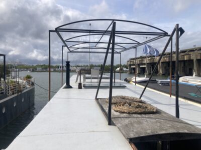 À VENDRE – PÉNICHE HABITABLE ET NAVIGABLE AUX BASSINS À FLOT, BORDEAUX