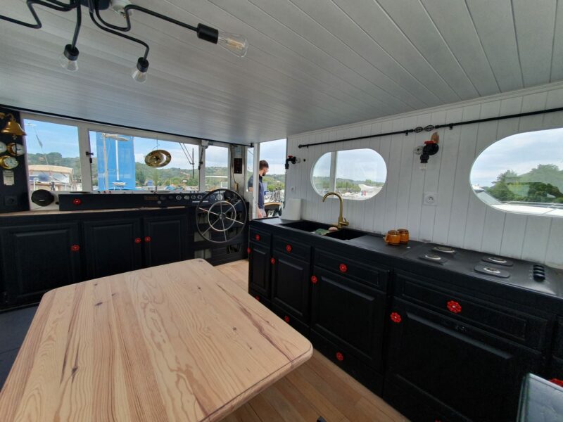 Ancien remorqueur converti en plaisance