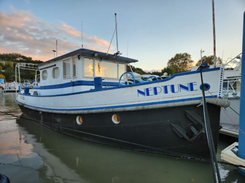 Ancien remorqueur converti en plaisance