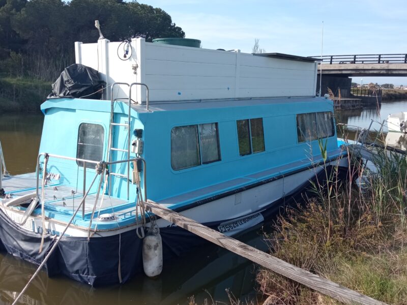 Bateau fluvial habitable desuite, sans emplacement, 4 couchages 9.20 m. X 2.95 m. TE 0.85 m. - TA 3 m. Travaux à prévoir. Cause : projet professionnel 2026