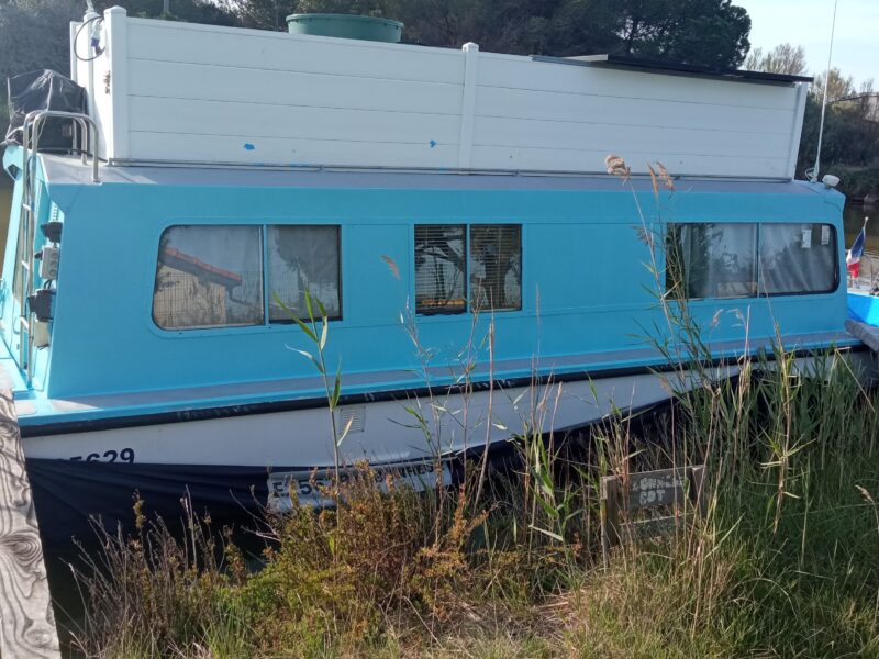 Bateau fluvial habitable desuite, sans emplacement, 4 couchages 9.20 m. X 2.95 m. TE 0.85 m. - TA 3 m. Travaux à prévoir. Cause : projet professionnel 2026