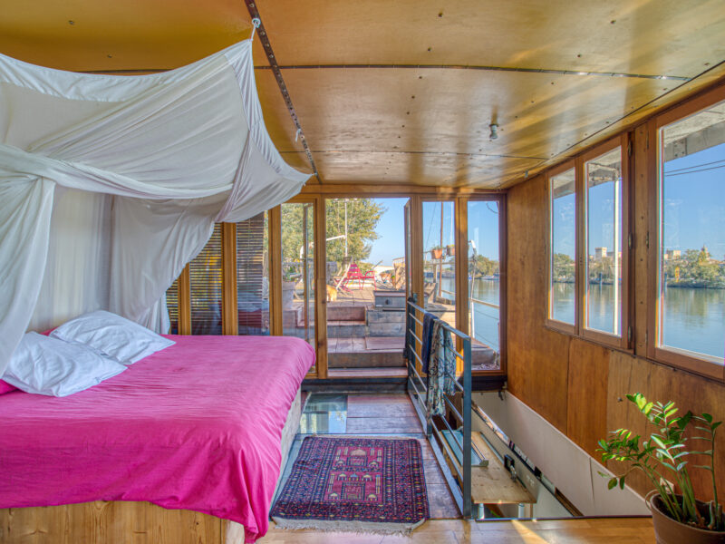 Péniche 200m2 et sa somptueuse vue sur le Palais des Papes