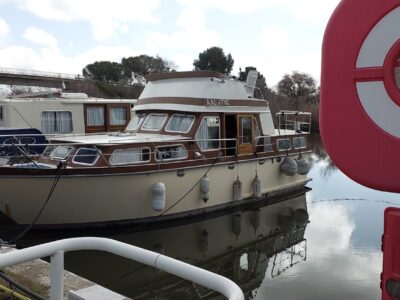 Vedette habitable immatriculée mer en côtier avec place de port
