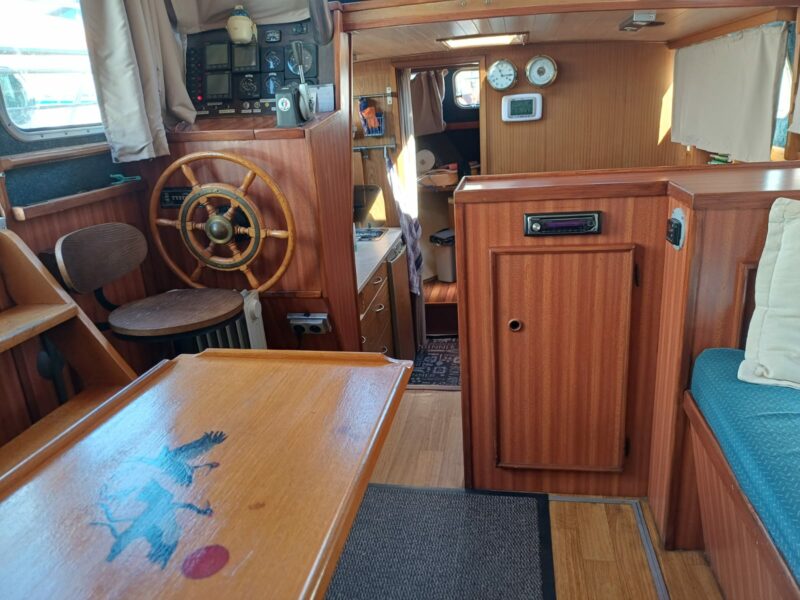 Vedette habitable immatriculée mer en côtier avec place de port