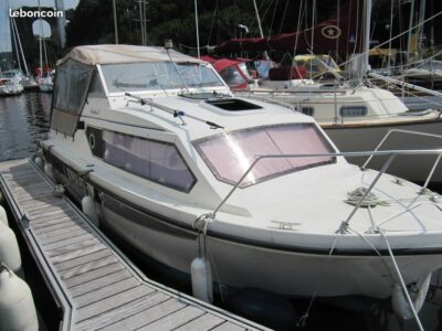 Jolie vedette fluviale et transportable