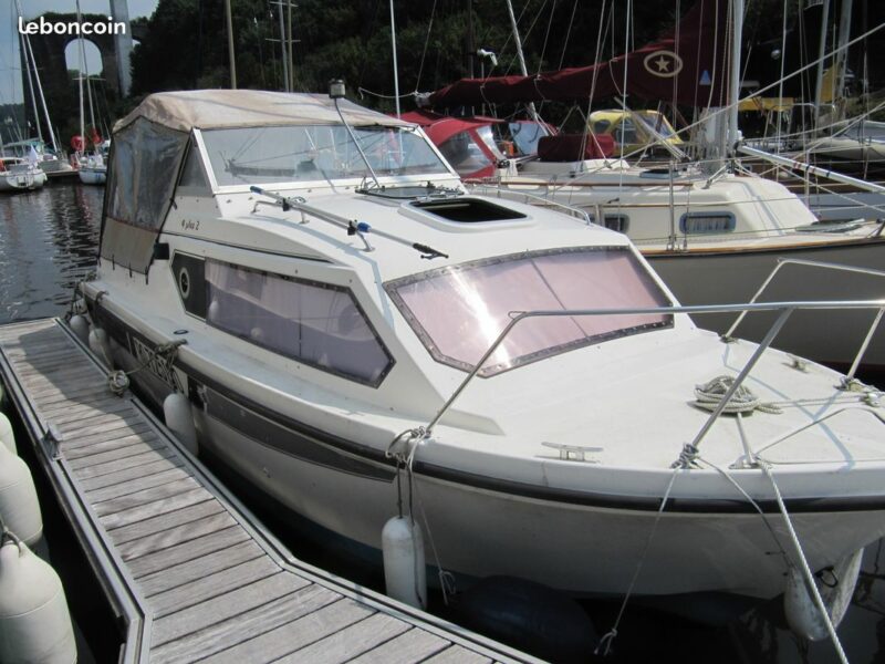 Jolie vedette fluviale et transportable