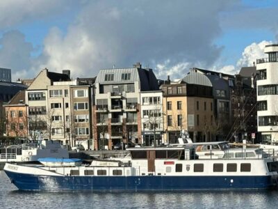 Luxe motor bateaux barge houseboat