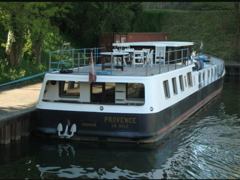 Luxe motor bateaux barge houseboat