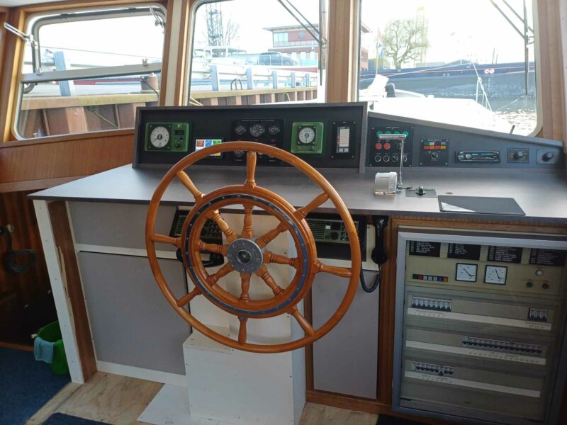 Luxe motor barge houseboat