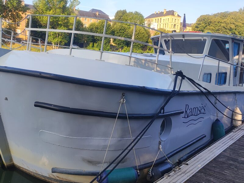 Bateau fluvial habitable