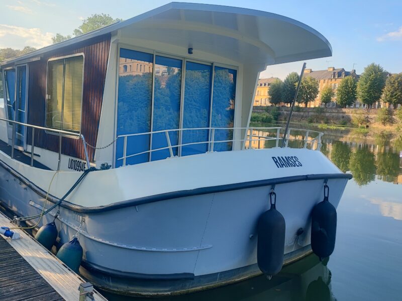 Bateau fluvial habitable
