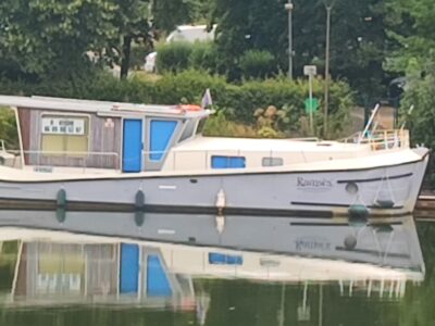 Bateau fluvial habitable