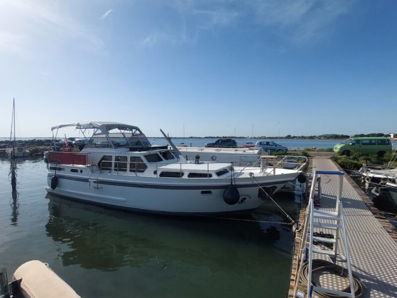 Bateau avec place de port marseillan (34)