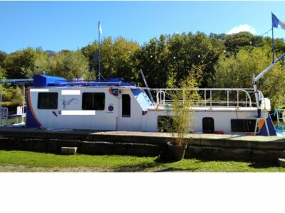 Vends bateau de 13 m utilisable dans sa vocation originelle de bateau-scène ou aménageable en bateau de tourisme.