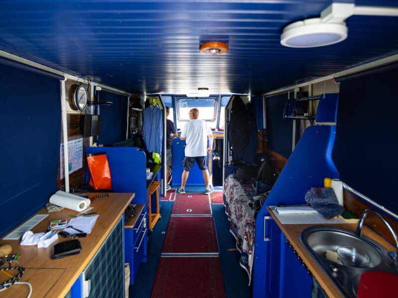 Vends bateau de 13 m utilisable dans sa vocation originelle de bateau-scène ou aménageable en bateau de tourisme.
