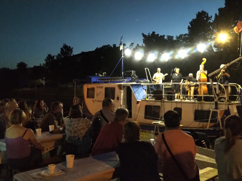 Vends bateau de 13 m utilisable dans sa vocation originelle de bateau-scène ou aménageable en bateau de tourisme.