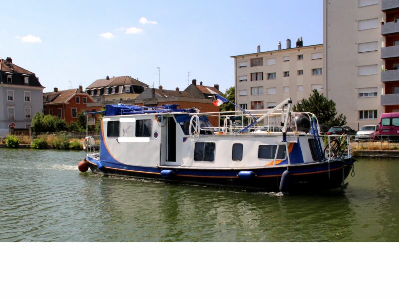 Vends bateau de 13 m utilisable dans sa vocation originelle de bateau-scène ou aménageable en bateau de tourisme.