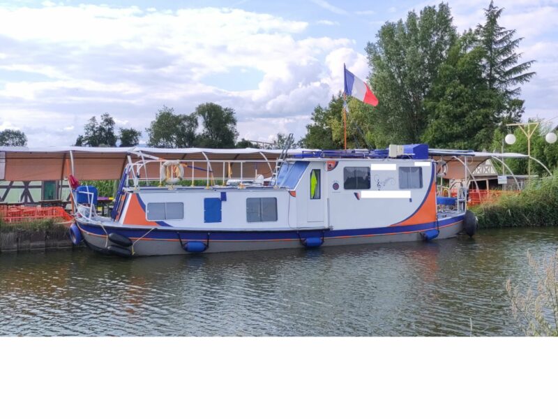 Vends bateau de 13 m utilisable dans sa vocation originelle de bateau-scène ou aménageable en bateau de tourisme.